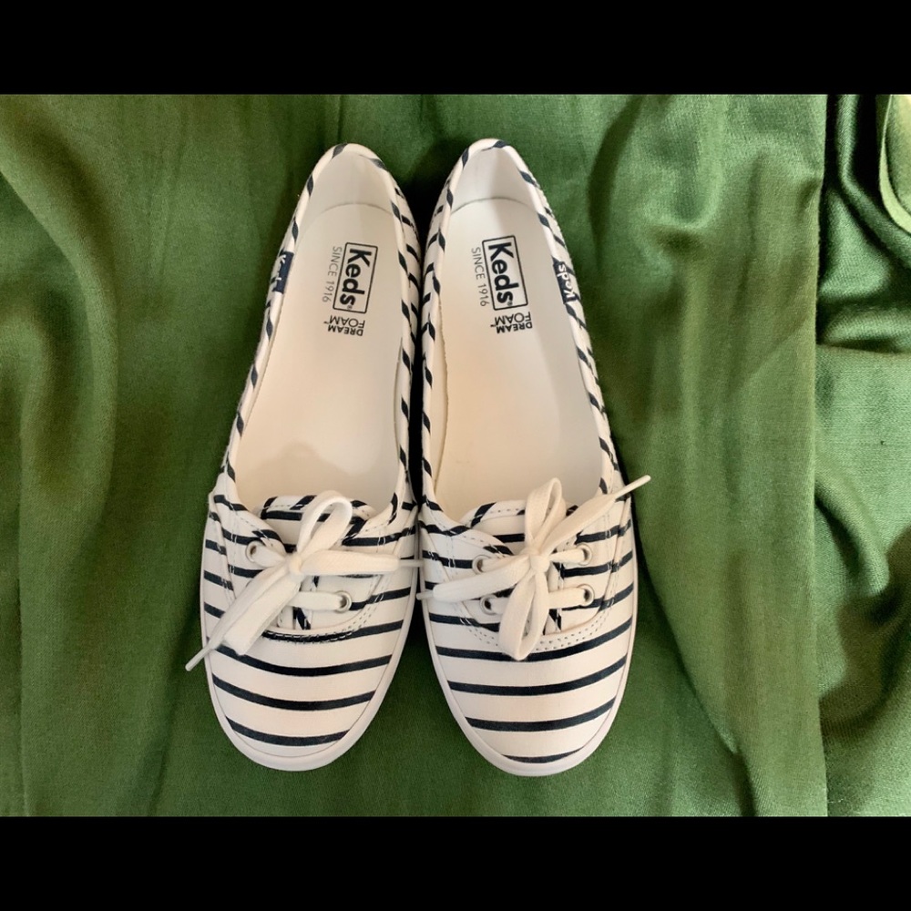 Keds Women’s Teacup White with Navy Striped Tennis Shoes Size 7